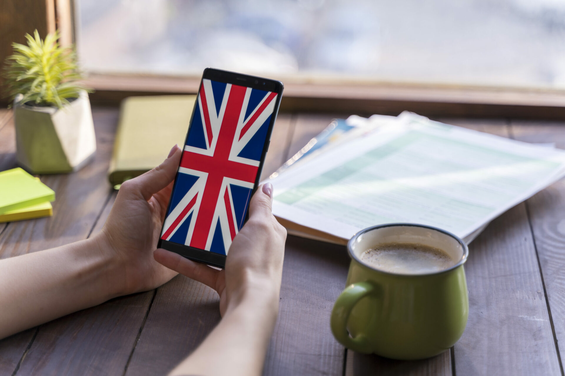 certificar inglés con toefl-british flag-smartphone-online